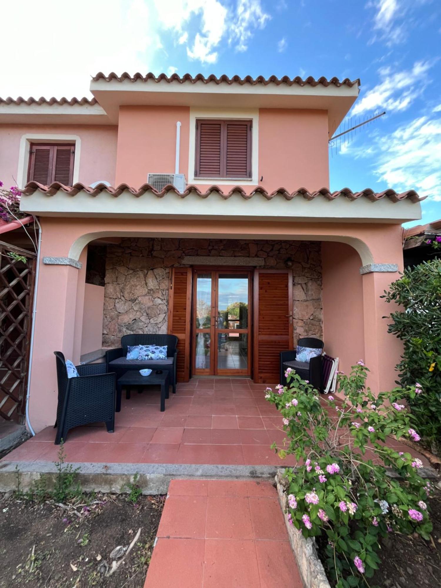 Casa Sviluppata Su Due Piani Con Doppia Veranda E Parcheggio Privato سان تيودورو المظهر الخارجي الصورة