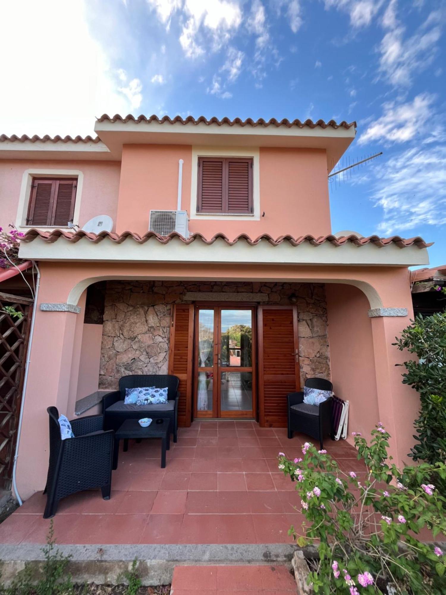 Casa Sviluppata Su Due Piani Con Doppia Veranda E Parcheggio Privato سان تيودورو المظهر الخارجي الصورة
