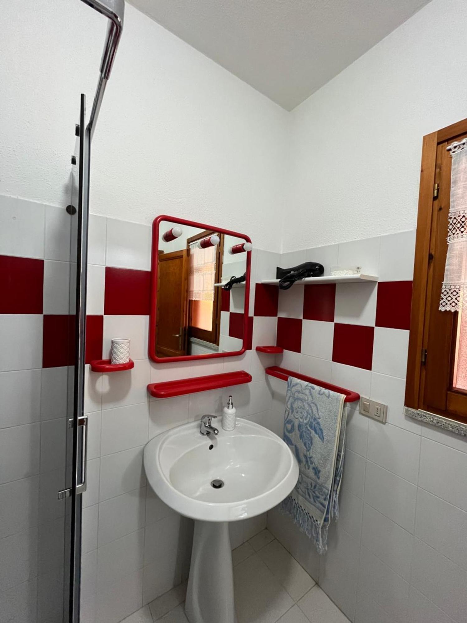 Casa Sviluppata Su Due Piani Con Doppia Veranda E Parcheggio Privato سان تيودورو المظهر الخارجي الصورة